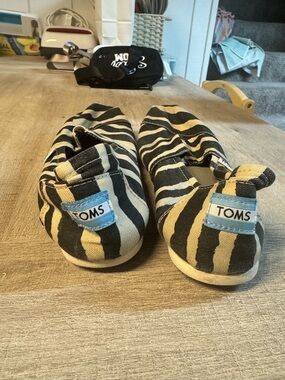 Toms Kids Zebra Stripe Slip-On Shoes - Black & Cream